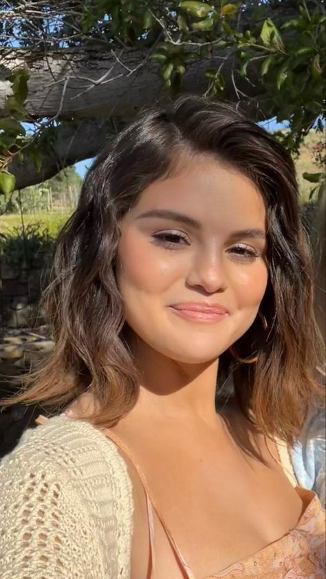 #selenagomez #selena #marie #gomez #selenamariegomez #selenator #starsdance #revival #rare #revulación Selena Gomez Haircuts, Maquillaje Selena Gomez, Selena Gomez Curly Hair, Selena Gomez Haircut, Rich Inspiration, Selena Wallpaper, Selena Gomez Short Hair, Selena Selena, Selena Gomez Makeup