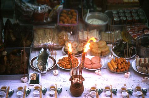 Food offering and incense at a market's stall during Chinese New Year celebration, China Town, Bangkok. Ancestor Worship, Filial Piety, Chinese Buddhism, Ancient Egyptian Goddess, Zhou Dynasty, All Souls Day, Chinese Restaurant, Ancient Chinese, Chinese Culture