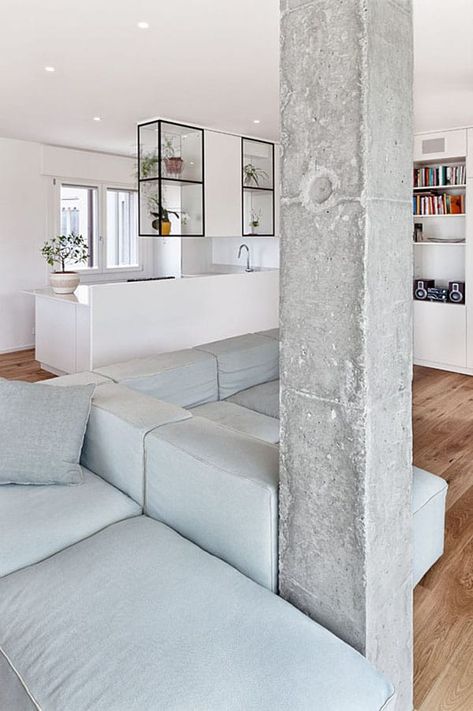 Stunning penthouse flat in Italy: Casa F/H Pillar In Living Room, Column Ideas, Design Interior Modern, Kalibo, Modern Appartement, Interior Columns, Concrete Interiors, Pillar Design, Interior Minimalista