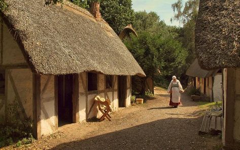 Medieval Peasant, Natural Homes, English Village, Medieval Life, Natural Building, Minecraft Projects, Frozen In Time, Poses References, Living History