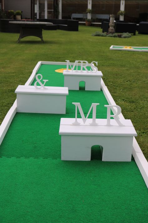 Lawn Games Cocktail Hour, Giant Wedding Games, Outdoor Wedding Activities Receptions, Mini Golf At Wedding, Wedding Mini Golf Diy, Wedding Putt Putt Golf, Wedding Reception Activity Ideas, Fun Wedding Activities For Guests, Diy Wedding Details