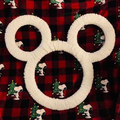 Magically Melissa: DIY: Mickey Mouse Winter Yarn Wreath Mickey Mouse Wreath Diy How To Make, Diy Mickey Wreath Christmas, Minnie Mouse Wreath Diy, Winter Yarn Wreath, Mickey Mouse Winter, Minnie Mouse Wreath, Diy Mickey Mouse, Mickey Mouse Wreath, Mickey Wreath