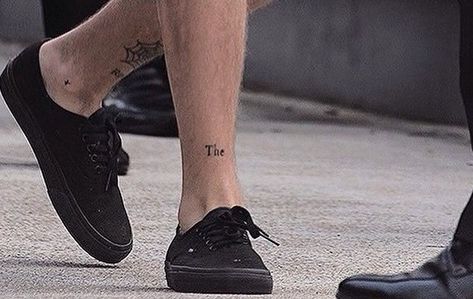 louis tomlinson Louis Shoes, Louis Tomlinson Tattoos, Lynn Loud, Punk Rock Princess, One Direction Louis, Ocean Blue Eyes, Louis And Harry, Louis Williams, Mens Casual Dress