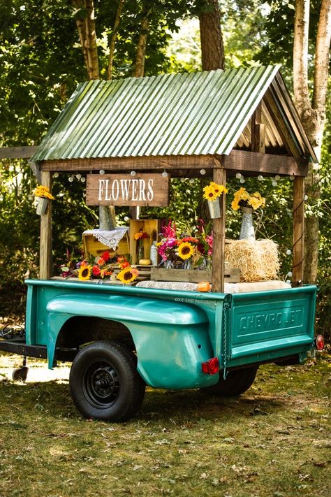 Truck Bed Trailer Flower Stand, Roadside Stand Diy, Roadside Pumpkin Stand, Truck Bed Flower Stand, Unique Farmers Market Ideas, Portable Flower Stand, Farm Stand Cart, Flower Roadside Stand, Truck Bed Farm Stand