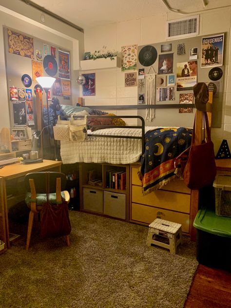 Homey Dorm Rooms, Art Student Dorm Room, Fit Dorm Room, Mid Century Modern Dorm Room, 70s Dorm Room Ideas, Split Dorm Room Ideas, Artsy College Dorm, Wku Dorm Room Ideas, College Dorm Aesthetic Ideas