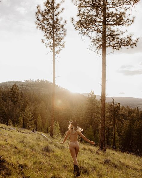 Montana Cowgirls✨ 🤠 Montana Cowgirl, Western Montana, Montana Elopement, Montana, Elopement