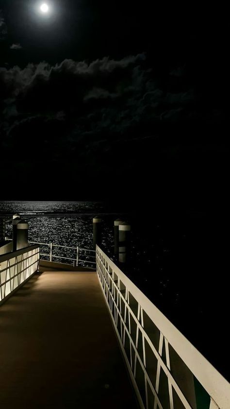 Landscape Wallpaper Night, Wallpaper Night, Beach At Night, Shotting Photo, Dark Paradise, Night Scenery, Beautiful Landscape Wallpaper, Aesthetic Photography Nature, Night Aesthetic