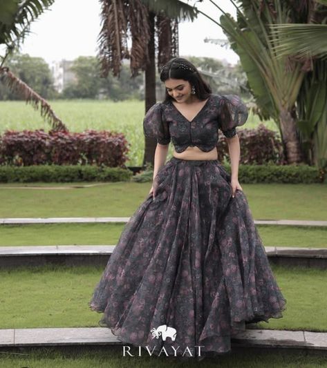 Crop Top Lehenga With Coti, Latest Crop Tops For Lehenga, Organza Lehenga Designs Latest, Lehnga Choli Designer, Chaniya Choli Blouse Designs Latest, Trendy Lehenga Designs, Crop Top Lehenga, Simple Lehenga, Trendy Outfits Indian