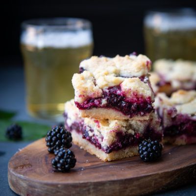 Cobbler Bars, Baking With Beer, Beer Dessert, Beer Dinner, Berry Cobbler, Cooking With Beer, Beer Recipes, Cookie Bars, Cobbler