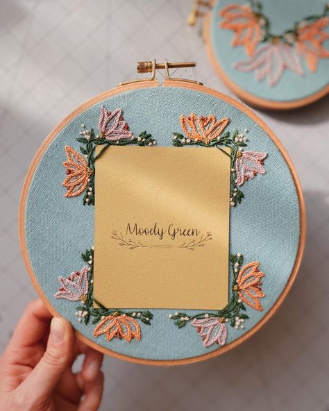 A little bit of sunshine and latest WIP: photo frame pattern 🌸 #moodygreenembroidery #handembroidery #modernembroidery #embroiderypattern #etsy #etsyfinds #diywalldecor Embroidery Picture Holder, Embroidery Hoop Photo Frame, Embroidered Photo Frames, Embroidery Picture Frame, Framing Embroidery, Word Embroidery, Photo Embroidery, Wood Embroidery, Frame Pattern