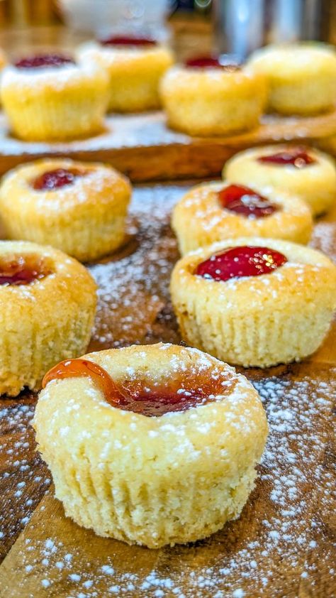 Mini Raspberry Almond Tarts - Home Chef World Mini Raspberry Almond Tarts, Almond Tarts, Spanish Bar, Almond Flour Crust, Bar Cake, Baked Recipes, Tarts Recipe, Raspberry Almond, Raspberry Tarts