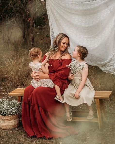 Angela • Camden, NSW Photographer on Instagram: "Motherhood Mini Session bookings open tonight at 8PM! 😍 Check your inbox at 7PM for early access if you are a previous client of mine or if you messaged me your email to be added to the list. 🥰" Studio Mother’s Day Minis, Mothers Day Mini Session Ideas Studio, Mother’s Day Mini Session, Motherhood Mini Session, Mothers Day Gifts Toddlers, Mothers Day Photoshoot, Mommy And Me Poses, Mini Session Themes, Lace Backdrops