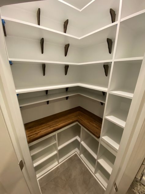 Small L Shaped Butlers Pantry, Medium Pantry Ideas, 4x4 Pantry Ideas, Inexpensive Pantry Shelving Ideas, Small Walk In Pantry Organization Ideas, Corner Pantry Remodel Ideas, Corner Pantry Makeover Diy, Square Pantry Design, Small L Shaped Pantry