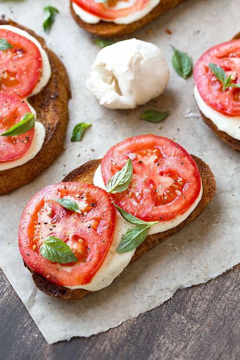 Salads And Sandwiches, Caprese Toast, Garlic Toast, Healthy Breakfast On The Go, Light Recipes, Appetizer Snacks, Breakfast Brunch, Food Inspiration, Mozzarella