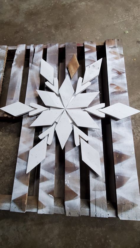 Diy Large Wooden Snowflake, Large Wooden Snowflakes, Wood Snowflake Diy, Wooden Snowflakes Diy, Pallet Snowflake, Diy Snowflake, Christmas Diy Wood, Wood Snowflake, Scrap Wood Crafts