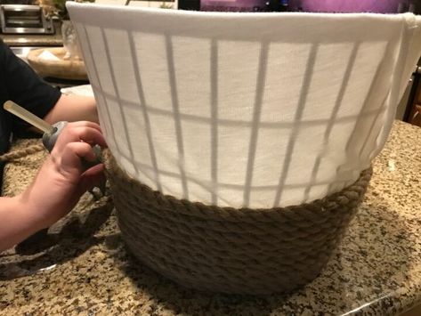 Tree Rope, Diy Laundry Basket, Basket Makeover, Diy Rope Basket, Winter Wreath Diy, Rope Baskets, Plastic Basket, Diy End Tables, Basket Tray