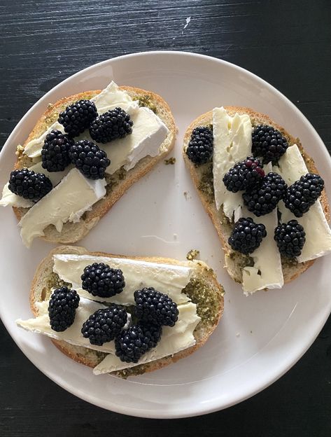 Blackberry And Brie, Snacks With Brie Cheese, Brie On Toast, Brie Cheese Toast, Breakfast Toast Aesthetic, Brie Aesthetic, Brie With Pesto, Blackberry Toast, Brie Blackberry