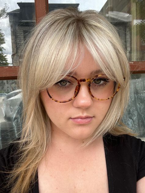 Blonde Hair With Bangs And Glasses, Blonde With Glasses, Side Part Bangs, Bangs And Glasses, Blonde Fringe, Blonde Bangs, Bronde Balayage, Bob Hair, Short Blonde