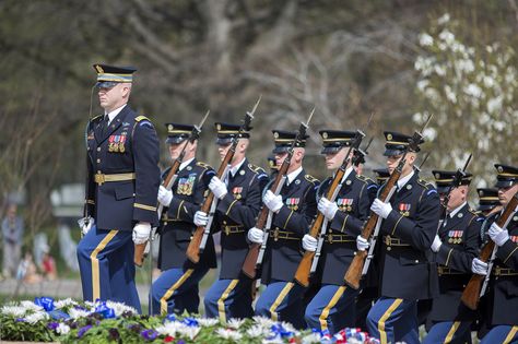 Tomb Of The Unknown Soldier, Guard Uniform, Us Army Soldier, The Old Guard, Medal Of Honor Recipients, Military Photography, Old Guard, Military Honor, Unknown Soldier