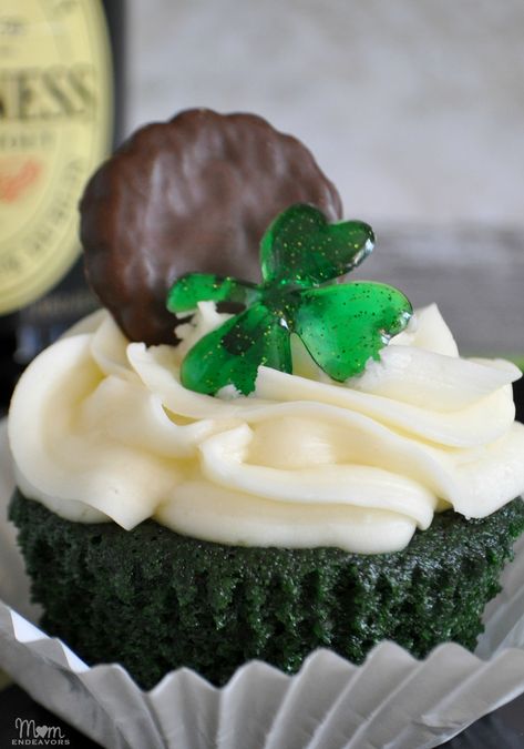 Guinness & Irish Cream Green Velvet Cupcakes - Mom Endeavors Homemade Shamrock Shake, Green Velvet Cupcakes, Booze Cake, Irish Cream Cupcakes, Shamrock Shake Recipe, St Patricks Day Food, Baileys Irish, Velvet Cupcakes, Cream Frosting