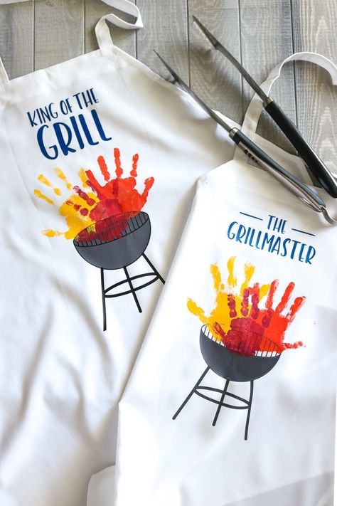 Handprint BBQ Aprons - The perfect handmade Father's Day Gift idea! Grill SVG options with different grilling titles! Perfect for your favorite dad, grandpa or uncle! #fathersday #handmadegift #handprint #bbqapron Handmade Father's Day Gifts, Grandparents Day Crafts, Diy Apron, Grandparents Day Gifts, Grill Apron, Hand Prints, Bbq Apron, Diy Mothers Day Gifts, Father's Day Diy