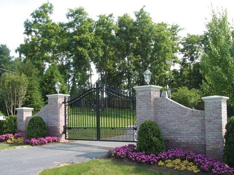 The contrast of the gray stone fence and black iron gate gives an elegant look with a strong feel. Farm Gates Entrance, Gated Driveway, Landscaping Entrance, Entrance Gates Driveway, Driveway Entrance Landscaping, Farm Entrance, Ranch Gates, Estate Gates, Family Compound