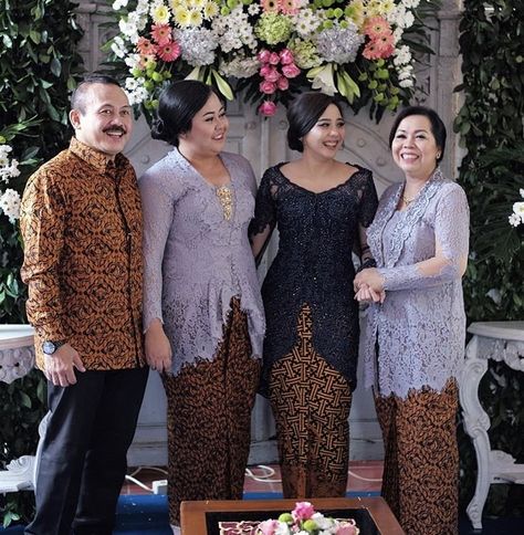 Kebaya Plus Size, Blouse Brokat, Kebaya Wedding, Dress Kebaya, Batik Design, Mother Of The Groom, Bridesmaid Dress, Batik, Bridesmaid Dresses