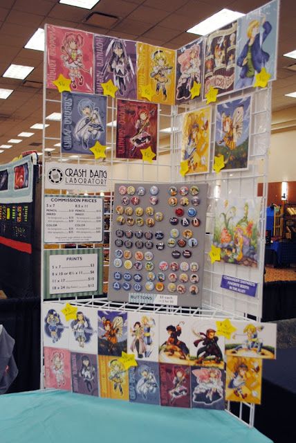 Artist alley table with corner set-up Convention Setup, Artist Alley Display Ideas, Artist Alley Display, Artist Alley Table, Artist Booth, Festival Booth Display, Alley Ideas, Button Storage, Convention Booth