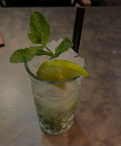 Virgin Mojito Aesthetic, Mojitos Aesthetic, Aesthetic Mojito, Mojito Aesthetic, Non Alcoholic Mojito, Green Cocktails, Virgin Drinks, Virgin Mojito, Shake Shake