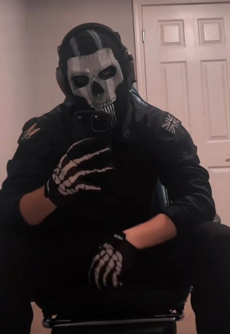 Masked People, Ghost Simon Riley Cosplay, Simon Ghost Riley Cosplay, Simon Ghost Riley Face, Simon Ghost Riley Without Mask, Cod Mw2 Ghost Cosplay, Ghost Cosplay, Ghost Cod Thirst, Masked Military Man