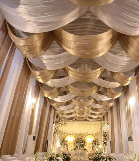 Stage Ceiling Design, Wedding Pandal Decoration, Ceiling Drapes Wedding, Wedding Ceiling Draping, Ceiling Draping Wedding, Stage Decoration Photos, White Tent Wedding, Wedding Tent Decorations, Reception Stage Decor