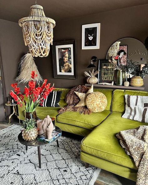 Moody Living Room, Deco Studio, Dark Home Decor, Inspiring Interiors, Green Sofa, Maximalism, Apartment Decor Inspiration, Apartment Inspiration, Living Room Inspo