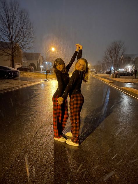 Matching Pajamas For Best Friends, Matching Bestie Pajamas, Matching Pyjamas Friends, Two Person Photoshoot, Picture Bestie, Bsf Ideas, Candid Pics, Prom 23, Bestie Pics