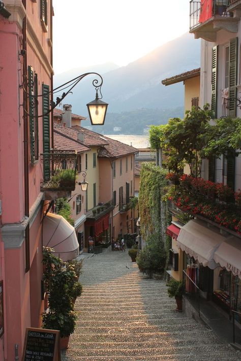 Prancis Paris, Bellagio Lake Como, Comer See, Fotografi Kota, Lake Como Italy, Como Italy, Italy Aesthetic, Italy Travel Guide, Beautiful Places To Travel