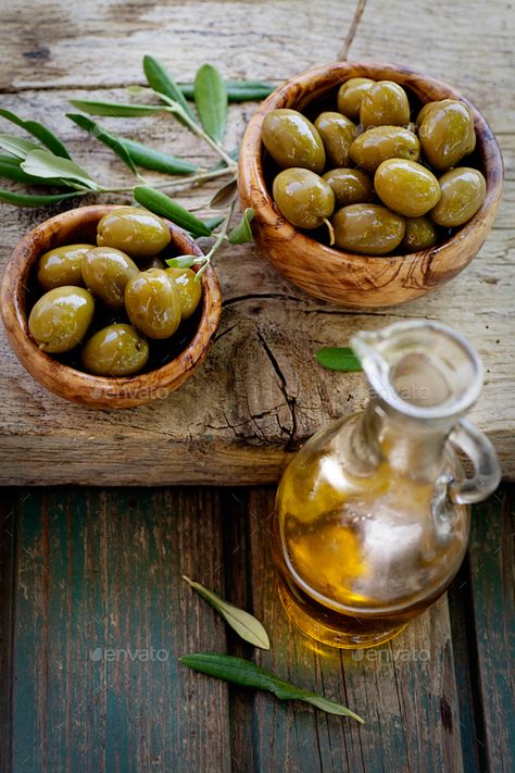 Mediterranean Appetizers, Olive Wood Bowl, Fresh Olives, Cucumber Recipes, Infused Oils, Green Olives, Wooden Table, Olive Wood, Toscana