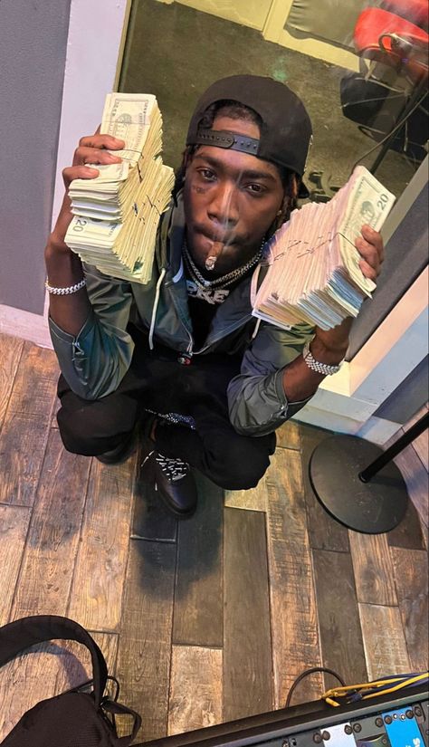 Holding Money Pose, Rappers Holding Money, Guy Holding Money, Man Holding Money, Holding Money, Best Rapper Alive, Money Pictures, Best Rapper, Pic Ideas