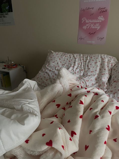 Red And Pink Bedroom, Red Room Decor, Red Bedding, Girly Room, Bedroom Red, Angel Aesthetic, Room Deco, Red Rooms, Aesthetic Stuff