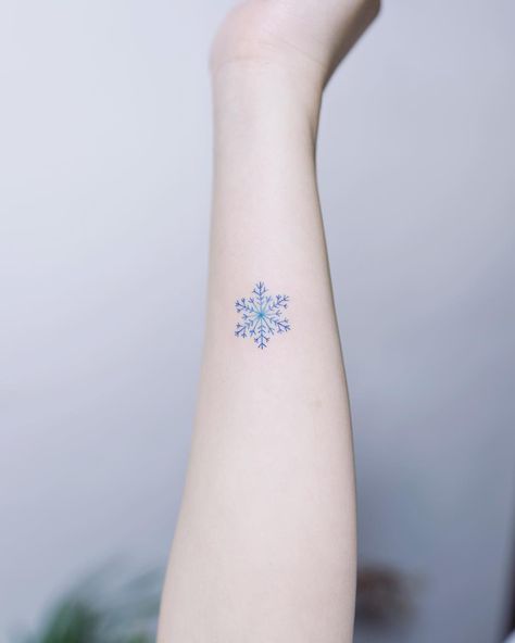 Small Snowflake Tattoo, Frozen Tattoo, Snowflake Tattoo, Snow Tattoo, Snow Flake Tattoo, Petit Tattoo, Christmas Tattoo, Inspiration Tattoos, Cute Little Tattoos