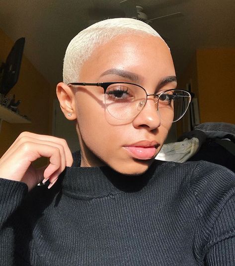 her ig : @thekayrenea Bald Baddie Aesthetic, Platinum Blonde Fade Black Women, Blonde Buzz Cut Black Women, Pixie Haircut Fine, Bald Baddie, Haircut Fine Hair, Ladies Short Hair, Low Cut Hairstyles, Hair For Beginners