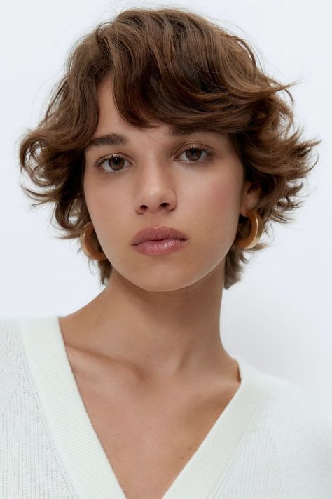 Short Hair Wavy Natural Round Face, Woman Medium Hairstyles, Matilda Gvarliani Hair, Short Shag For Thick Wavy Hair, Pixie Hairstyles Wavy Hair, Mathilda Gvarliani Short Hair, Super Short Wavy Hair, Short Curly Wavy Haircuts, Short Hair Thick Wavy