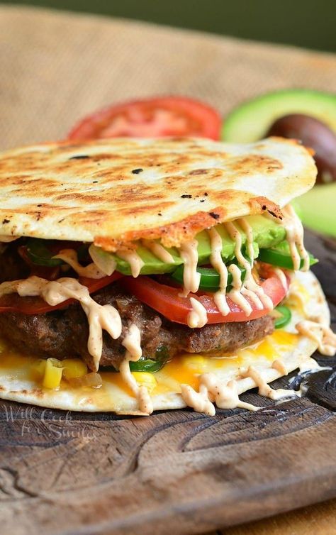 Quesadilla Burger Quesadilla Burgers, Crunchwrap Supreme, Best Burger Recipe, Quesadilla Recipes, Delicious Burgers, Good Burger, Idee Pasto Sano, 30 Minute Meals, Beef Dishes