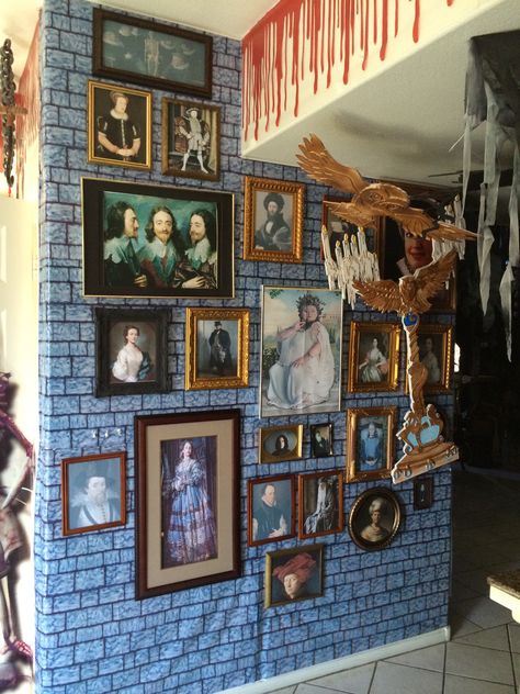 Magalie's wall of pictures. Diagon Alley Diy, Harry Potter Theme Room, Room Decor Harry Potter, Harry Potter Photo Wall, Harry Potter Events, Harry Potter Newspaper, Harry Potter Halloween Decorations, Harry Potter Pumpkin, Harry Potter Halloween Costumes