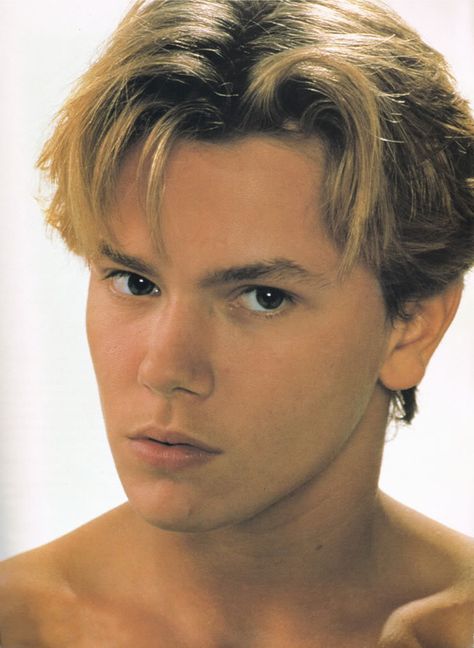 River Phoenix....a life and talent cut short Phoenix Hairstyle, 80s Boys, 90s Boys, River Phoenix, Athletic Hairstyles, Hair Reference, Grunge Hair, Green Eyes, Hair Inspo