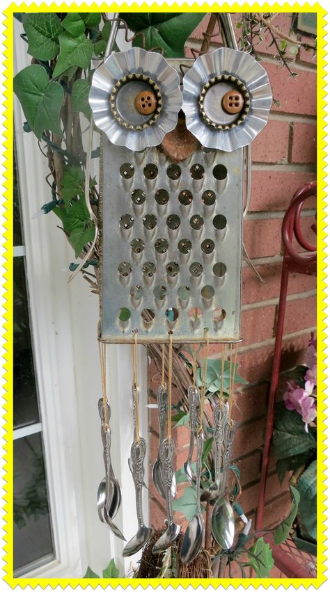 Owl windchime...old cheese grater Carillons Diy, Wind Chimes Craft, Diy Wind Chimes, Outdoor Crafts, Owl Crafts, Junk Art, Recycled Art, Vintage Diy, Owl Art