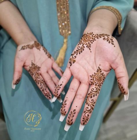 Short Mehndi Designs, Front Hand Simple Mehndi Designs, Hand Simple Mehndi Design, Front Hand Simple Mehndi, Palm Mehndi Designs, Palm Mehndi, Short Mehndi Design, Simple Mehendi Designs, Pretty Henna