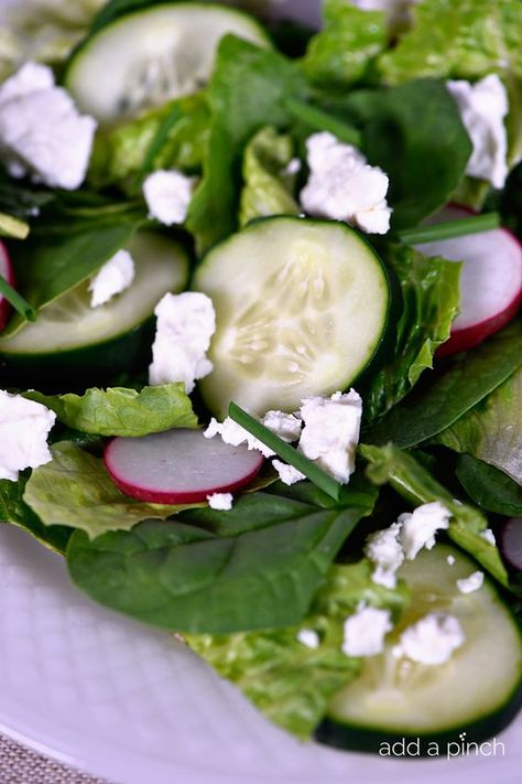 Veggie Salad Recipes, Potluck Salad, Arugula Salad Recipes, Leafy Salad, Side Salad Recipes, Spinach Salad Recipes, Radish Recipes, Romaine Salad, Chickpea Salad Recipes