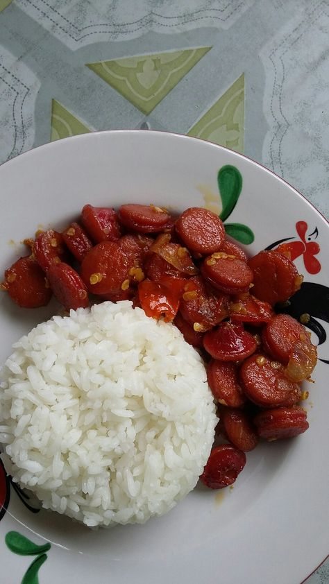 lunch,rice with sosis gongso Nasi Putih Aesthetic, Food Story, Seafood Boil, White Plate, Breakfast Snacks, Very Hungry, Indonesian Food, White Plates, Food Plating