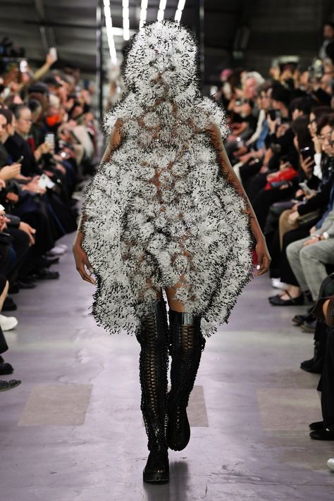 Noir Kei Ninomiya RTW Spring 2024[PHOTOS] – WWD Dover Street Market London, Noir Kei Ninomiya, Kei Ninomiya, Dover Street Market, Royal Art, Art Academy, Spring 2024, Fashion News, Design