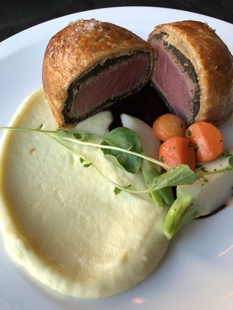 Beef Wellington Plating Ideas, Beef Wellington Fine Dining, Beef Wellington Plating, Lunch At Home, Decadent Food, Easy Lunch Ideas, Bistro Food, Fancy Restaurants, Beef Wellington