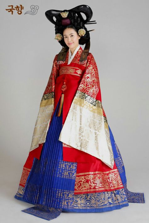 Royal Consort Ancient Clothing, Asian Traditional Clothes, Asian Dresses, Hanbok Traditional, Royal Clothes, Korean Traditional Clothing, Korea Dress, Chinese Costume, Korean Traditional Dress